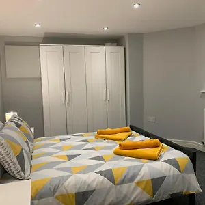Fantastic 1 Bedroom Basement Flat With Free Parking Apartment